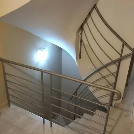 Maizonette Ground Floor And Semi-basement With Yard Apartment