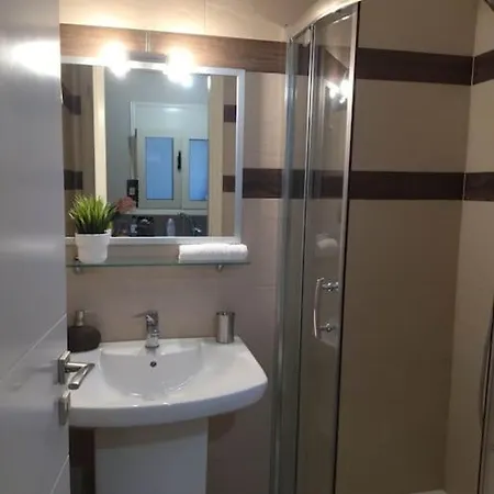 Maizonette Ground Floor And Semi-basement With Yard Apartment