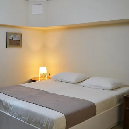 Apartment Maizonette Ground Floor And Semi-basement With Yard